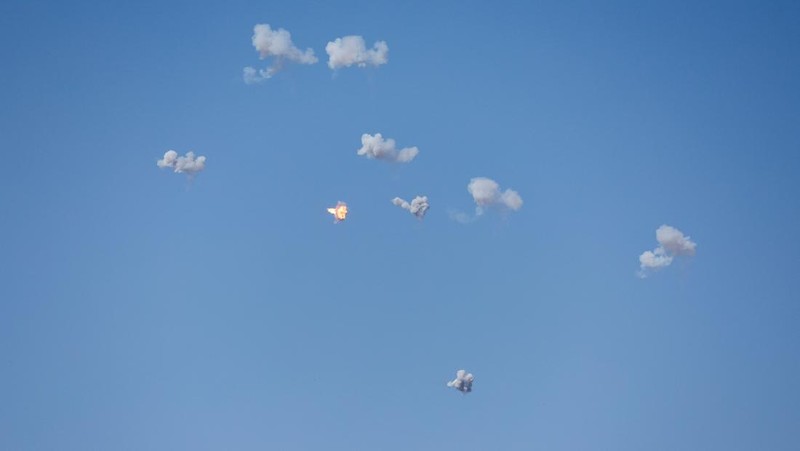 Milisi Hizbullah terlibat pertempuran sengit dengan pasukan Israel di Lebanon selatan pada hari ini, Rabu (9/10). (REUTERS/Ammar Awad)