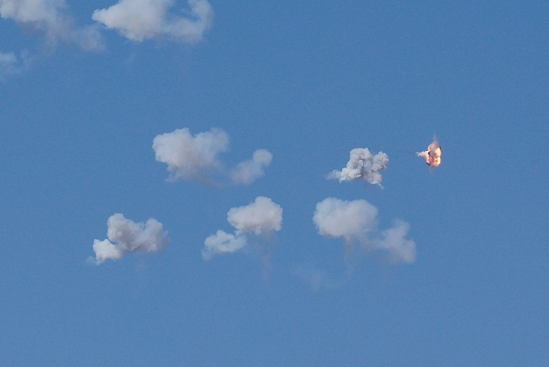Milisi Hizbullah terlibat pertempuran sengit dengan pasukan Israel di Lebanon selatan pada hari ini, Rabu (9/10). (REUTERS/Ammar Awad)