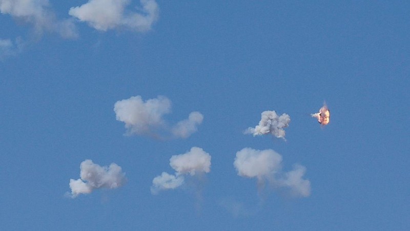Milisi Hizbullah terlibat pertempuran sengit dengan pasukan Israel di Lebanon selatan pada hari ini, Rabu (9/10). (REUTERS/Ammar Awad)