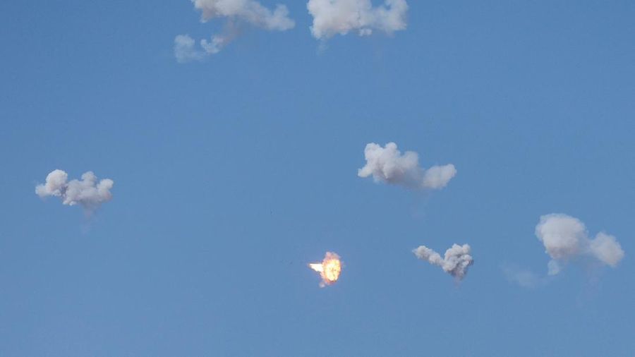 Milisi Hizbullah terlibat pertempuran sengit dengan pasukan Israel di Lebanon selatan pada hari ini, Rabu (9/10). (REUTERS/Ammar Awad)