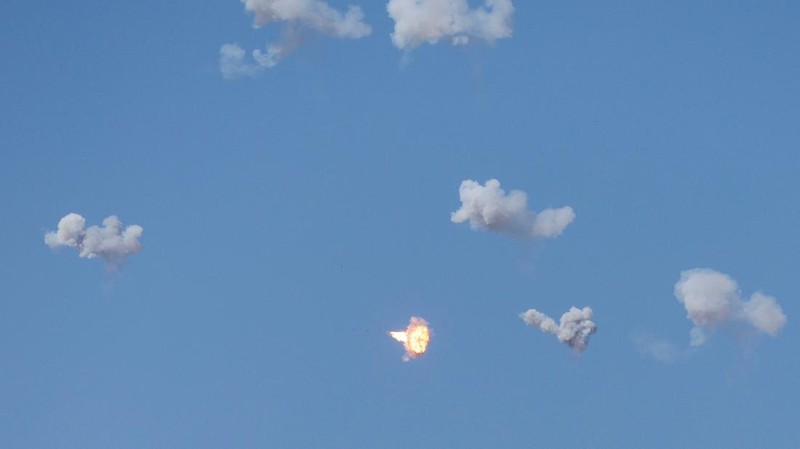 Milisi Hizbullah terlibat pertempuran sengit dengan pasukan Israel di Lebanon selatan pada hari ini, Rabu (9/10). (REUTERS/Ammar Awad)