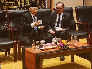 Momen Akrab di Sela KTT ASEAN Laos: Maruf Amin Imami Salat Anwar Ibrahim