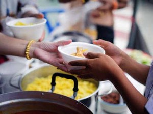 Mulia! Restoran Ini Bagikan Bon Makan Gratis Untuk Orang yang Memerlukan