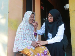 Tangis Nenek Sebatang Kara Banyuwangi Pecah di Pelukan Ipuk Fiestiandani