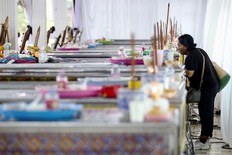 Ambulans yang membawa jenazah korban meninggalkan lembaga forensik rumah sakit Kepolisian setelah bus sekolah yang membawa lebih dari 40 siswa dan guru dalam perjalanan wisata terbakar, di Bangkok, Thailand, 2 Oktober 2024. (REUTERS/Athit Perawongmetha) Ambulans yang membawa jenazah korban meninggalkan lembaga forensik rumah sakit Kepolisian setelah bus sekolah yang membawa lebih dari 40 siswa dan guru dalam perjalanan wisata terbakar, di Bangkok, Thailand, 2 Oktober 2024. (REUTERS/Athit Perawongmetha)
