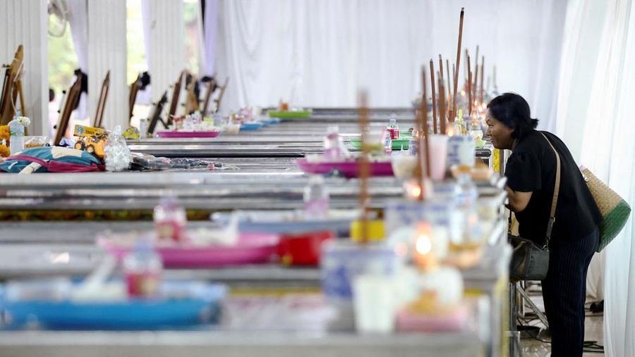 Ambulans yang membawa jenazah korban meninggalkan lembaga forensik rumah sakit Kepolisian setelah bus sekolah yang membawa lebih dari 40 siswa dan guru dalam perjalanan wisata terbakar, di Bangkok, Thailand, 2 Oktober 2024. (REUTERS/Athit Perawongmetha)
