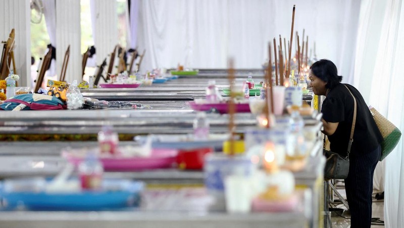 Ambulans yang membawa jenazah korban meninggalkan lembaga forensik rumah sakit Kepolisian setelah bus sekolah yang membawa lebih dari 40 siswa dan guru dalam perjalanan wisata terbakar, di Bangkok, Thailand, 2 Oktober 2024. (REUTERS/Athit Perawongmetha)