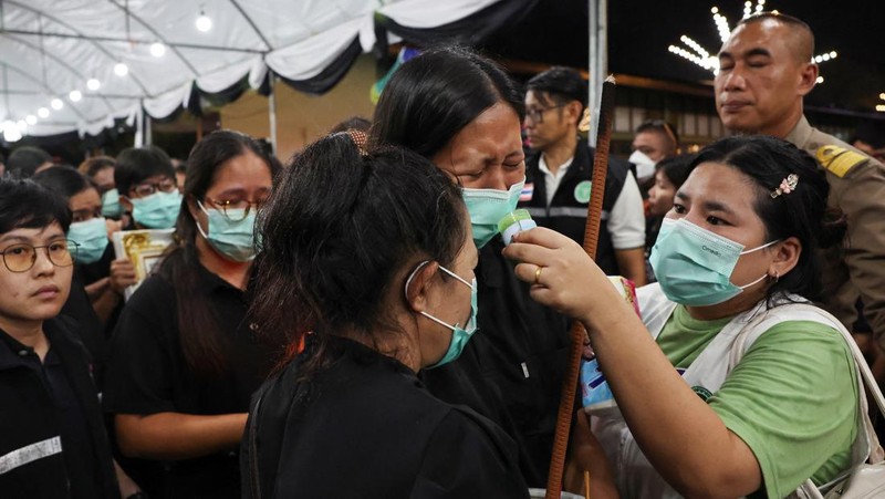 Ambulans yang membawa jenazah korban meninggalkan lembaga forensik rumah sakit Kepolisian setelah bus sekolah yang membawa lebih dari 40 siswa dan guru dalam perjalanan wisata terbakar, di Bangkok, Thailand, 2 Oktober 2024. (REUTERS/Athit Perawongmetha)