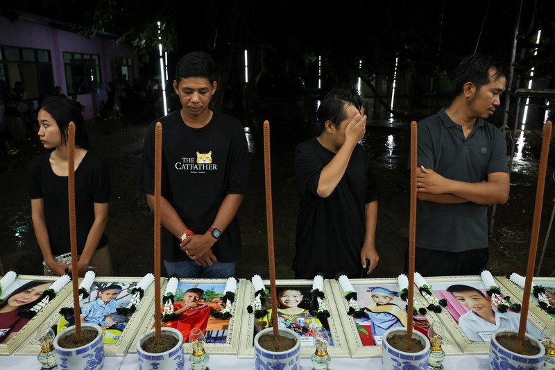 Ambulans yang membawa jenazah korban meninggalkan lembaga forensik rumah sakit Kepolisian setelah bus sekolah yang membawa lebih dari 40 siswa dan guru dalam perjalanan wisata terbakar, di Bangkok, Thailand, 2 Oktober 2024. (REUTERS/Athit Perawongmetha) Ambulans yang membawa jenazah korban meninggalkan lembaga forensik rumah sakit Kepolisian setelah bus sekolah yang membawa lebih dari 40 siswa dan guru dalam perjalanan wisata terbakar, di Bangkok, Thailand, 2 Oktober 2024. (REUTERS/Athit Perawongmetha)