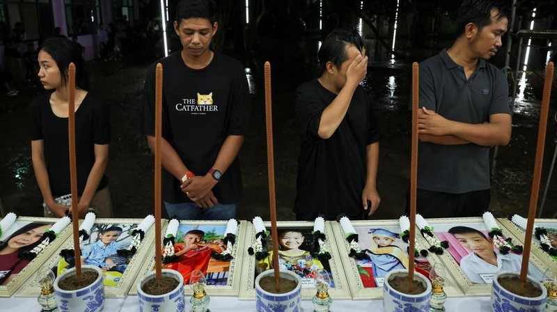 Ambulans yang membawa jenazah korban meninggalkan lembaga forensik rumah sakit Kepolisian setelah bus sekolah yang membawa lebih dari 40 siswa dan guru dalam perjalanan wisata terbakar, di Bangkok, Thailand, 2 Oktober 2024. (REUTERS/Athit Perawongmetha)