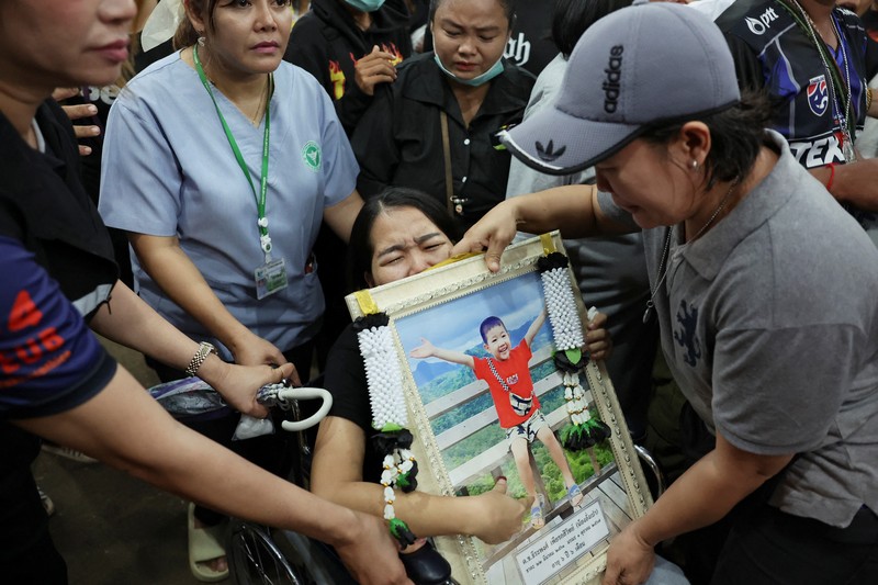 Ambulans yang membawa jenazah korban meninggalkan lembaga forensik rumah sakit Kepolisian setelah bus sekolah yang membawa lebih dari 40 siswa dan guru dalam perjalanan wisata terbakar, di Bangkok, Thailand, 2 Oktober 2024. (REUTERS/Athit Perawongmetha) Ambulans yang membawa jenazah korban meninggalkan lembaga forensik rumah sakit Kepolisian setelah bus sekolah yang membawa lebih dari 40 siswa dan guru dalam perjalanan wisata terbakar, di Bangkok, Thailand, 2 Oktober 2024. (REUTERS/Athit Perawongmetha)