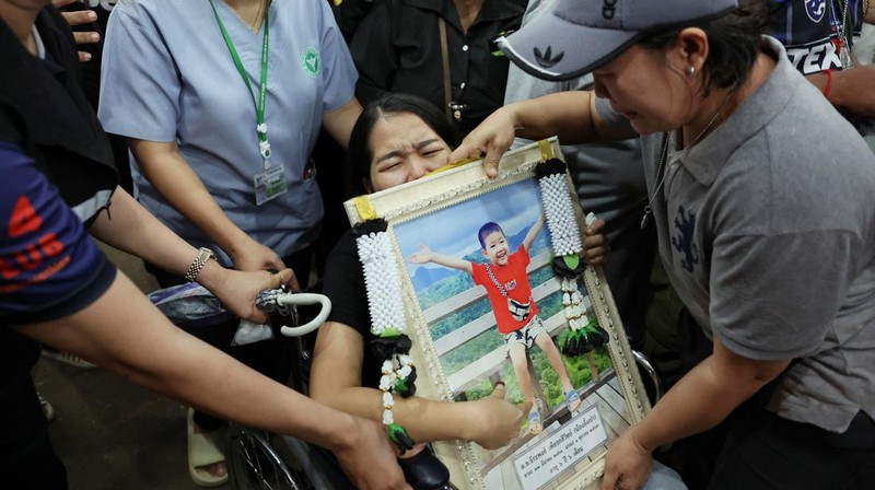 Ambulans yang membawa jenazah korban meninggalkan lembaga forensik rumah sakit Kepolisian setelah bus sekolah yang membawa lebih dari 40 siswa dan guru dalam perjalanan wisata terbakar, di Bangkok, Thailand, 2 Oktober 2024. (REUTERS/Athit Perawongmetha)