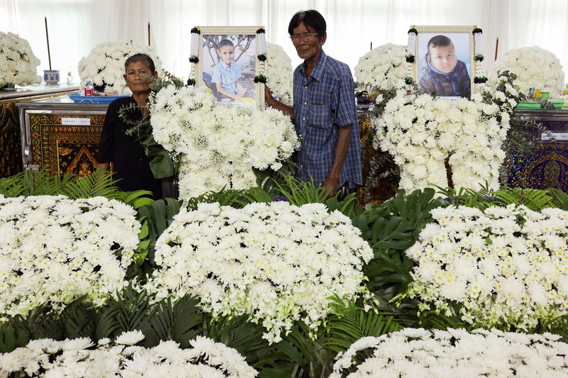 Ambulans yang membawa jenazah korban meninggalkan lembaga forensik rumah sakit Kepolisian setelah bus sekolah yang membawa lebih dari 40 siswa dan guru dalam perjalanan wisata terbakar, di Bangkok, Thailand, 2 Oktober 2024. (REUTERS/Athit Perawongmetha) Ambulans yang membawa jenazah korban meninggalkan lembaga forensik rumah sakit Kepolisian setelah bus sekolah yang membawa lebih dari 40 siswa dan guru dalam perjalanan wisata terbakar, di Bangkok, Thailand, 2 Oktober 2024. (REUTERS/Athit Perawongmetha)