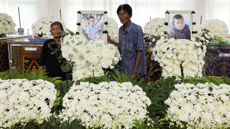 Ambulans yang membawa jenazah korban meninggalkan lembaga forensik rumah sakit Kepolisian setelah bus sekolah yang membawa lebih dari 40 siswa dan guru dalam perjalanan wisata terbakar, di Bangkok, Thailand, 2 Oktober 2024. (REUTERS/Athit Perawongmetha)