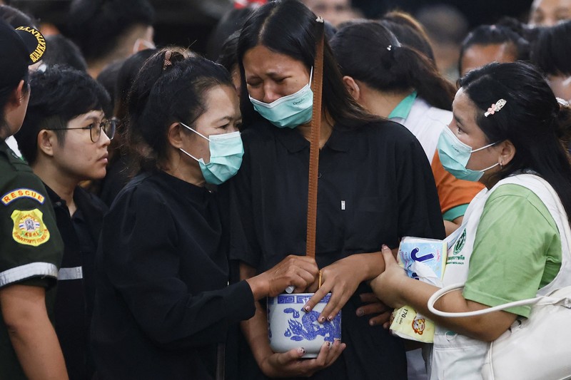 Ambulans yang membawa jenazah korban meninggalkan lembaga forensik rumah sakit Kepolisian setelah bus sekolah yang membawa lebih dari 40 siswa dan guru dalam perjalanan wisata terbakar, di Bangkok, Thailand, 2 Oktober 2024. (REUTERS/Athit Perawongmetha) Ambulans yang membawa jenazah korban meninggalkan lembaga forensik rumah sakit Kepolisian setelah bus sekolah yang membawa lebih dari 40 siswa dan guru dalam perjalanan wisata terbakar, di Bangkok, Thailand, 2 Oktober 2024. (REUTERS/Athit Perawongmetha)