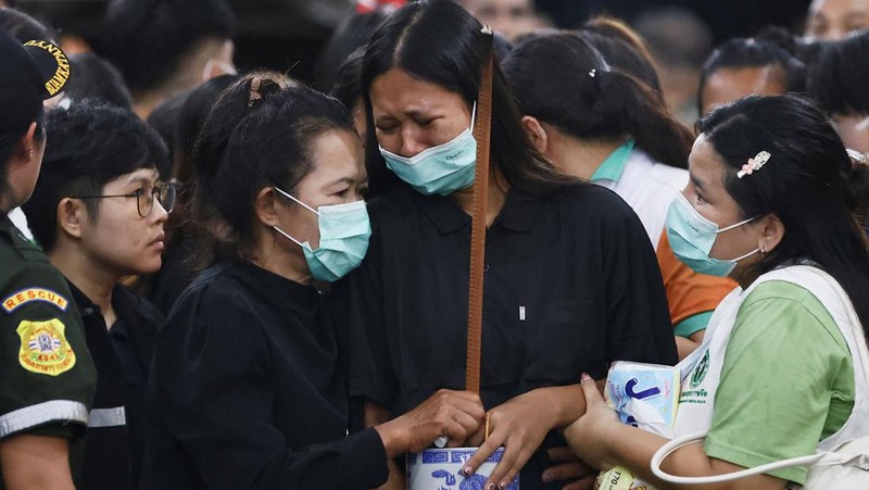 Ambulans yang membawa jenazah korban meninggalkan lembaga forensik rumah sakit Kepolisian setelah bus sekolah yang membawa lebih dari 40 siswa dan guru dalam perjalanan wisata terbakar, di Bangkok, Thailand, 2 Oktober 2024. (REUTERS/Athit Perawongmetha)
