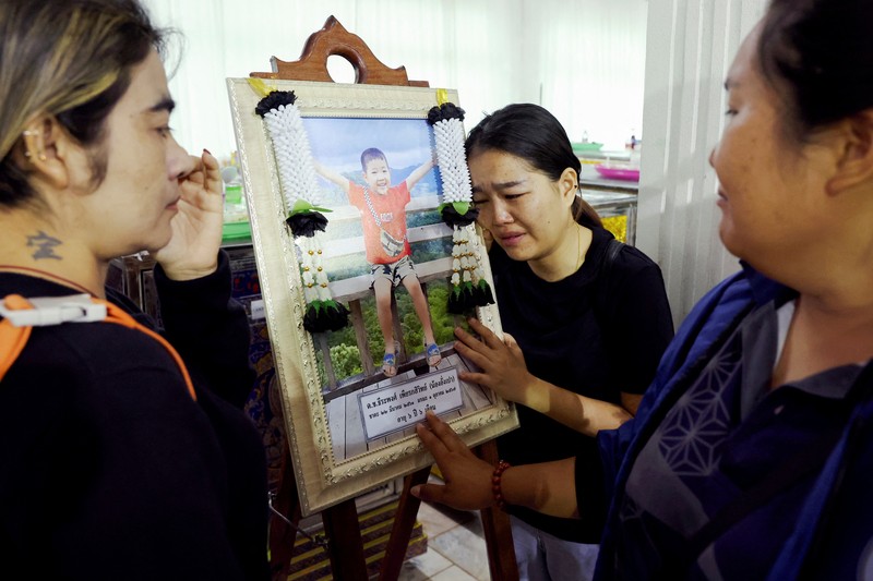 Ambulans yang membawa jenazah korban meninggalkan lembaga forensik rumah sakit Kepolisian setelah bus sekolah yang membawa lebih dari 40 siswa dan guru dalam perjalanan wisata terbakar, di Bangkok, Thailand, 2 Oktober 2024. (REUTERS/Athit Perawongmetha) Ambulans yang membawa jenazah korban meninggalkan lembaga forensik rumah sakit Kepolisian setelah bus sekolah yang membawa lebih dari 40 siswa dan guru dalam perjalanan wisata terbakar, di Bangkok, Thailand, 2 Oktober 2024. (REUTERS/Athit Perawongmetha)