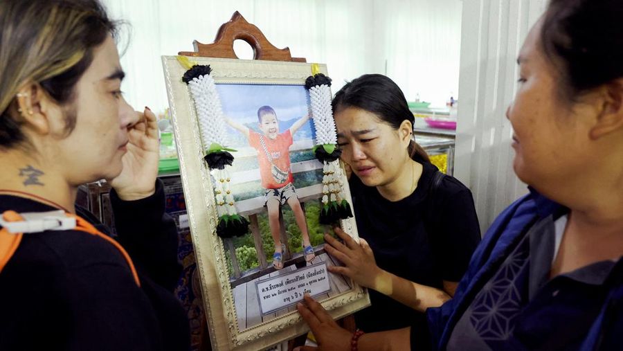 Ambulans yang membawa jenazah korban meninggalkan lembaga forensik rumah sakit Kepolisian setelah bus sekolah yang membawa lebih dari 40 siswa dan guru dalam perjalanan wisata terbakar, di Bangkok, Thailand, 2 Oktober 2024. (REUTERS/Athit Perawongmetha)