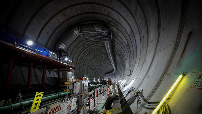 Pekerja menyelesaikan jaringan terowongan bawah tanah di kawasan metropolitan Tokyo yang akan diperluas untuk mencegah banjir akibat perubahan iklim. (REUTERS/Issei Kato)