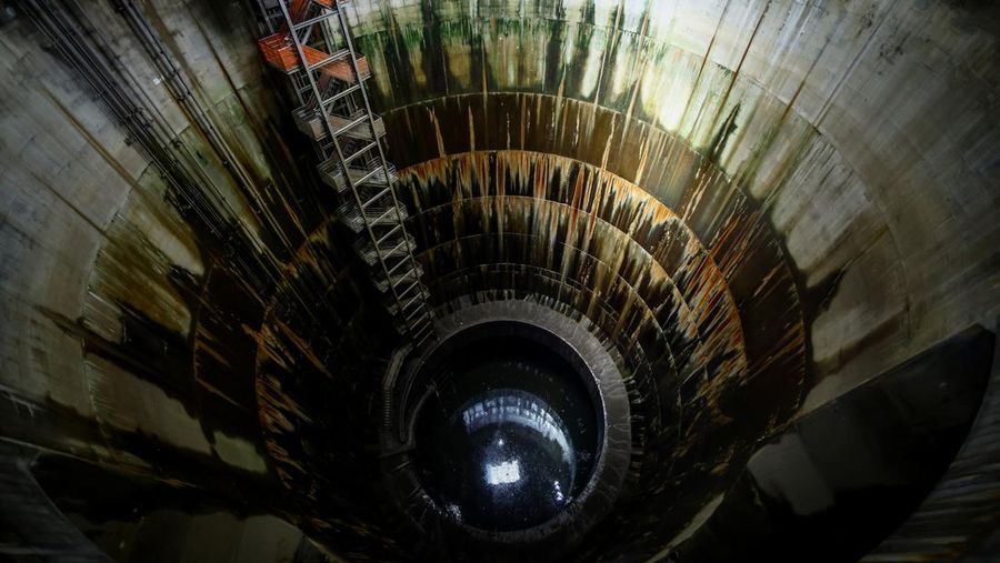Pekerja menyelesaikan jaringan terowongan bawah tanah di kawasan metropolitan Tokyo yang akan diperluas untuk mencegah banjir akibat perubahan iklim. (REUTERS/Issei Kato)