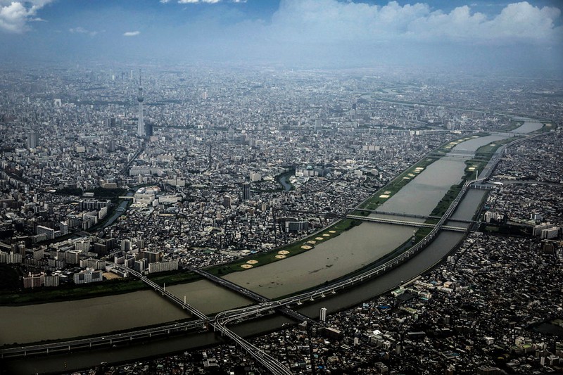 Pekerja menyelesaikan jaringan terowongan bawah tanah di kawasan metropolitan Tokyo yang akan diperluas untuk mencegah banjir akibat perubahan iklim. (REUTERS/Issei Kato) Pekerja menyelesaikan jaringan terowongan bawah tanah di kawasan metropolitan Tokyo yang akan diperluas untuk mencegah banjir akibat perubahan iklim. (REUTERS/Issei Kato)