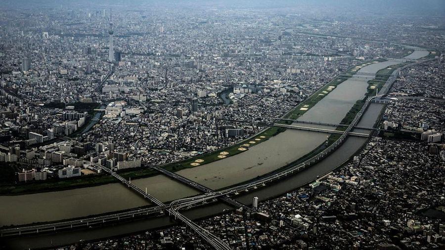Pekerja menyelesaikan jaringan terowongan bawah tanah di kawasan metropolitan Tokyo yang akan diperluas untuk mencegah banjir akibat perubahan iklim. (REUTERS/Issei Kato)