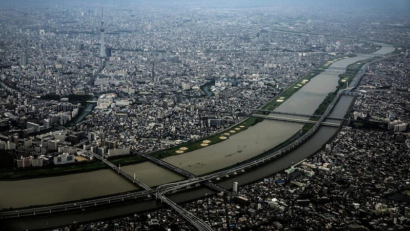 Pekerja menyelesaikan jaringan terowongan bawah tanah di kawasan metropolitan Tokyo yang akan diperluas untuk mencegah banjir akibat perubahan iklim. (REUTERS/Issei Kato)