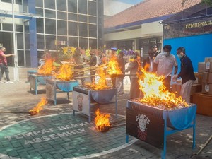 Rokok dan Miras Ilegal senilai Rp 1 Miliar Dimusnahkan di Banyuwangi