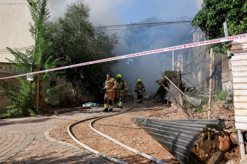 Milisi Hizbullah terlibat pertempuran sengit dengan pasukan Israel di Lebanon selatan pada hari ini, Rabu (9/10). (REUTERS/Ammar Awad)