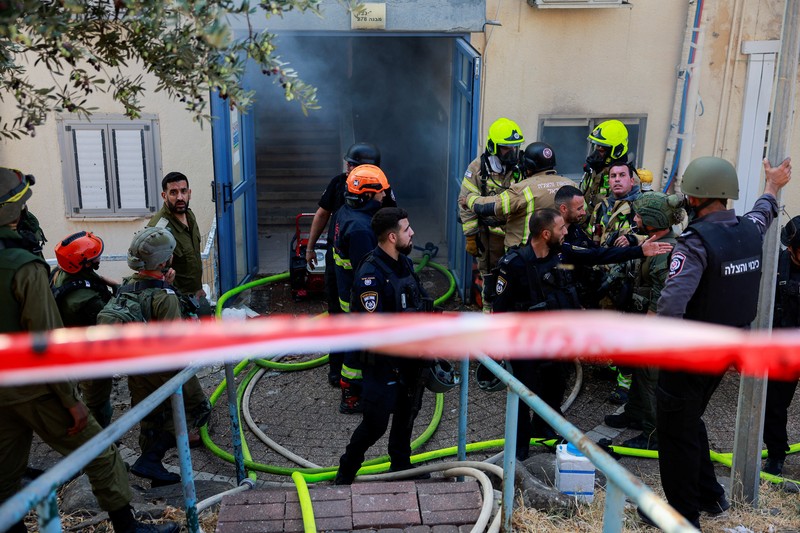 Milisi Hizbullah terlibat pertempuran sengit dengan pasukan Israel di Lebanon selatan pada hari ini, Rabu (9/10). (REUTERS/Ammar Awad) Milisi Hizbullah terlibat pertempuran sengit dengan pasukan Israel di Lebanon selatan pada hari ini, Rabu (9/10). (REUTERS/Ammar Awad)