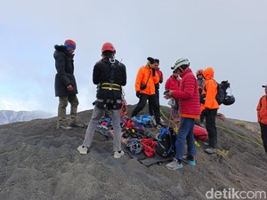 Jasad Pendaki Jakarta Terjatuh di Gunung Rinjani Dievakuasi Tim SAR Gabungan