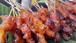 Video Sate Kere Warung Bu Sum Jogja selalu Habis Ribuan Tusuk Per Hari