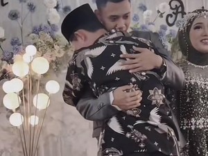 Viral Pengantin Pria Dipeluk Tamu Pria yang Nangis di Pelaminan, Jadi Sorotan