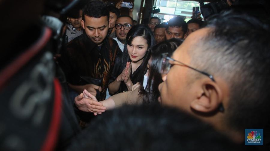 Aktris Sandra Dewi tiba di Pengadilan Negeri Jakarta Pusat, Kamis (10/10/2024). (CNBC Indonesia/Faisal Rahman)