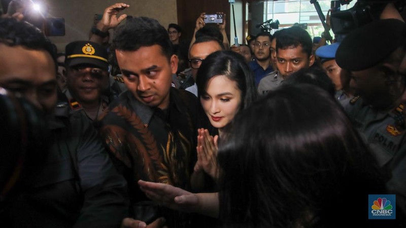 Aktris Sandra Dewi tiba di Pengadilan Negeri Jakarta Pusat, Kamis (10/10/2024). (CNBC Indonesia/Faisal Rahman)