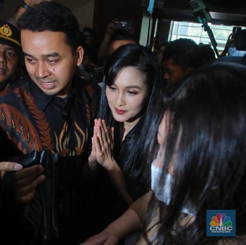 Sandra Dewi Tiba di Ruang Sidang, Muka Glowing-Berbusana Serba Hitam