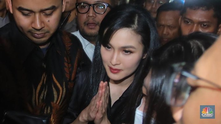 Aktris Sandra Dewi tiba di Pengadilan Negeri Jakarta Pusat, Kamis (10/10/2024). (CNBC Indonesia/Faisal Rahman)