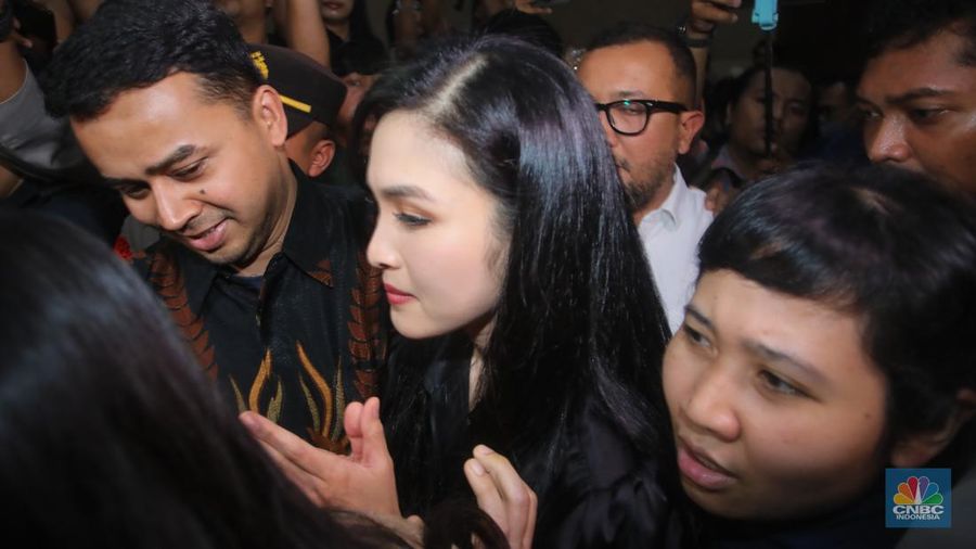 Aktris Sandra Dewi tiba di Pengadilan Negeri Jakarta Pusat, Kamis (10/10/2024). (CNBC Indonesia/Faisal Rahman)