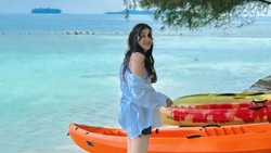 8 Gaya Simpel Tapi Mewah Ayu Ting Ting Liburan ke Pulau, Sandalnya Rp 12 Juta