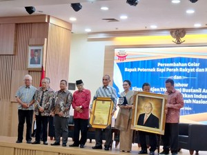 Bustanil Arifin Dapat Gelar Bapak Peternak Sapi Perah Rakyat & Koperasi Susu