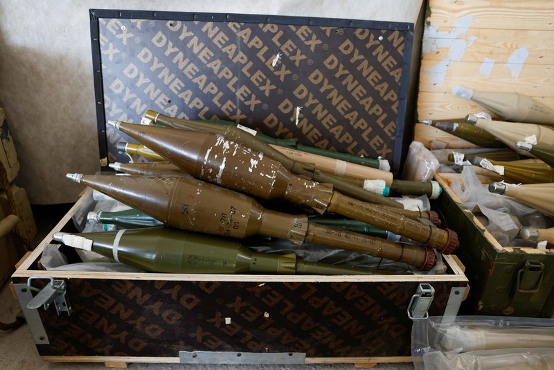 Sisa-sisa rudal balistik Kheibar Shekan dan Emad dipamerkan oleh militer Israel di pangkalan militer Julis, beberapa hari setelah serangan Iran terhadap Israel, di Israel selatan, 9 Oktober 2024. (REUTERS/Amir Cohen)