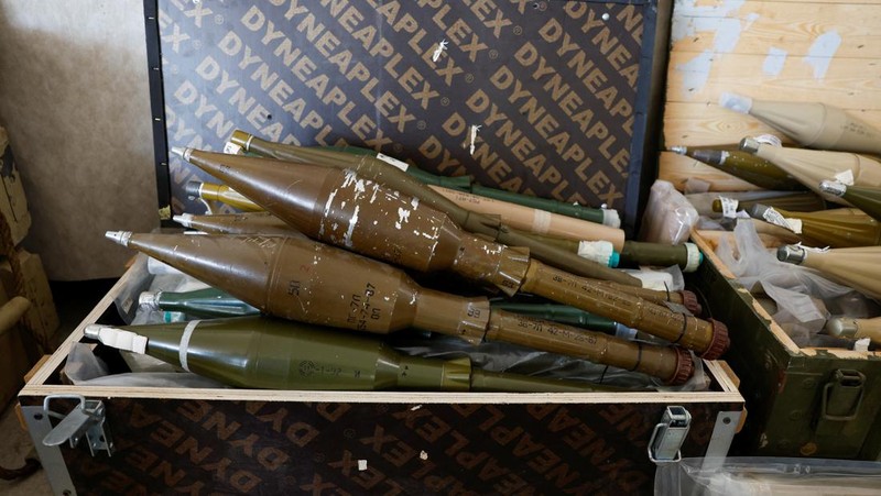 Sisa-sisa rudal balistik Kheibar Shekan dan Emad dipamerkan oleh militer Israel di pangkalan militer Julis, beberapa hari setelah serangan Iran terhadap Israel, di Israel selatan, 9 Oktober 2024. (REUTERS/Amir Cohen)
