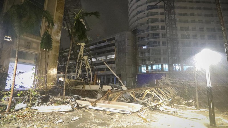 Debris is strewn on a street following the collapse of a crane, during heavy rainfall and strong winds caused by Hurricane Milton, in St. Petersburg, Florida, U.S., October 9, 2024, in this screengrab taken from a social media video. Mike's Weather Page/via REUTERS  THIS IMAGE HAS BEEN SUPPLIED BY A THIRD PARTY. MANDATORY CREDIT. NO RESALES. NO ARCHIVES. DO NOT OBSCURE LOGO.
