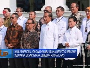 Video: Jokowi & Iriana Foto Bareng Staf Istana Negara