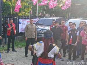 Bendera Pink Dipasang Saat Acara Kaesang di Semarang, PSI Akan Ganti Warna?