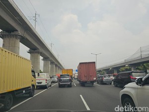 2 Mobil Kecelakaan di Tol Cikampek Arah Jakarta, Lalin Macet