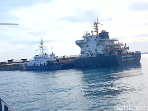 KKP Tangkap Kapal Isap Pasir Berbendera Malaysia di Perairan Batam