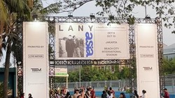 Video: Calo Bertebaran di Venue Konser LANY