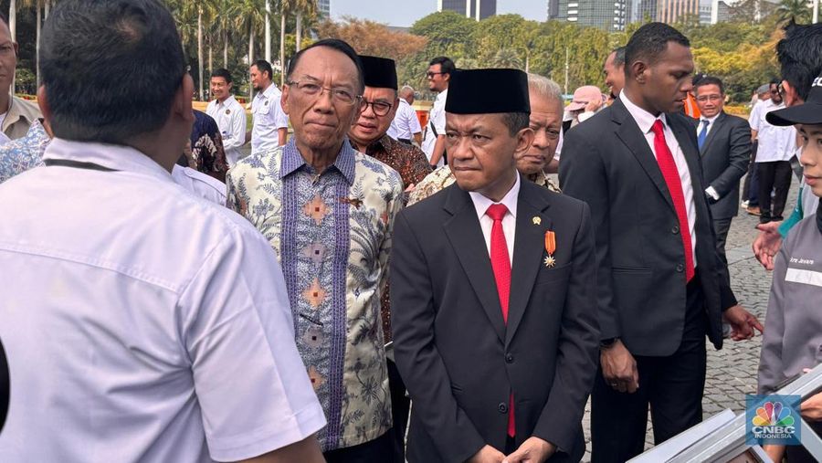 Menteri ESDM Bahlil Lahadalia di dampingi para Mantan Menteri ESDM dalam acara hari pertambangan, di Monas, Jakarta, Kamis (10/10/2024). (CNBC Indonesia/Firda Dwi Muliawati)
