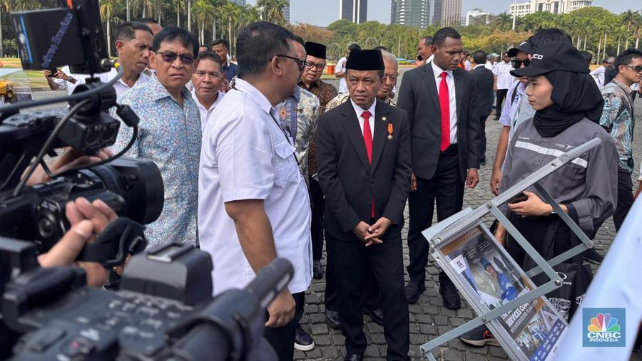 Menteri ESDM Bahlil Lahadalia di dampingi para Mantan Menteri ESDM dalam acara hari pertambangan, di Monas, Jakarta, Kamis (10/10/2024). (CNBC Indonesia/Firda Dwi Muliawati)